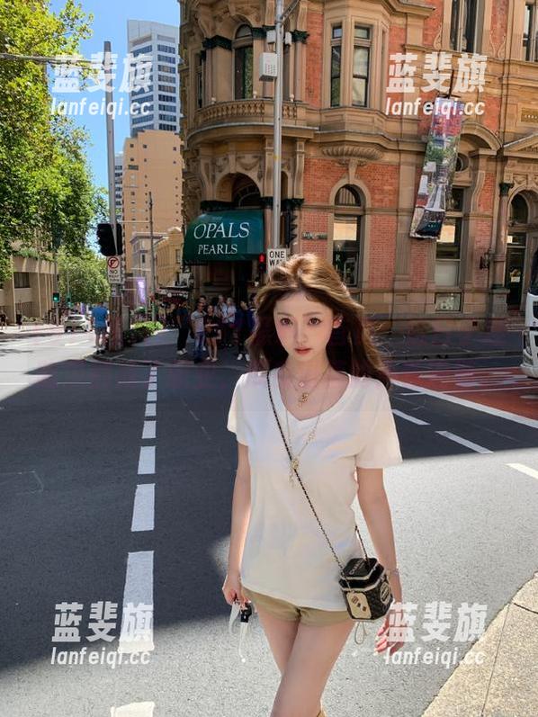 911黑料 “911黑料”首页:这日子连吃瓜都成了职业,瓜皮滑落的声音响彻。