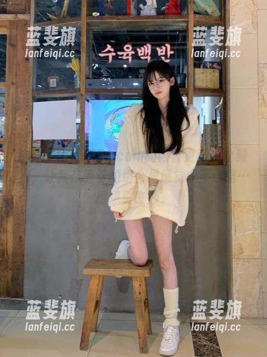 hlw155.ccm的内容更新如此频繁，让我在惊讶的组合里感觉永不迷路…想想真奇妙。