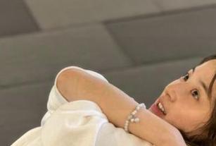 最新五一吃瓜：看娜娜如何优雅应对突如其来的花束袭击！
