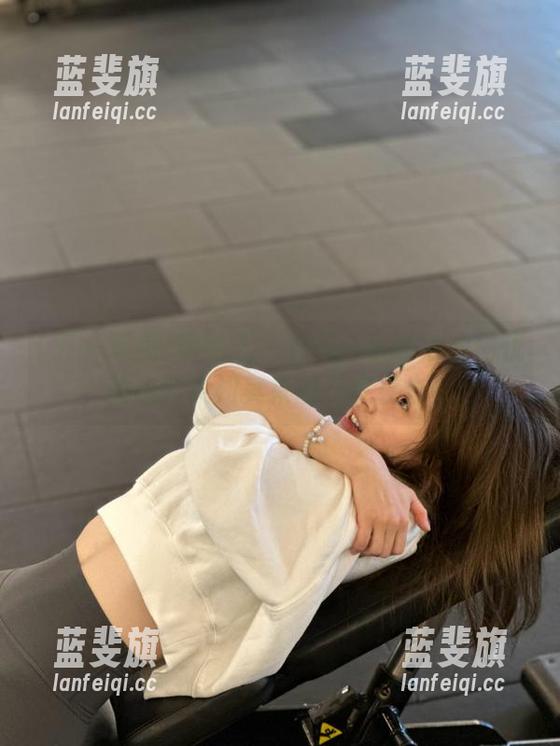 最新五一吃瓜：看娜娜如何优雅应对突如其来的花束袭击！