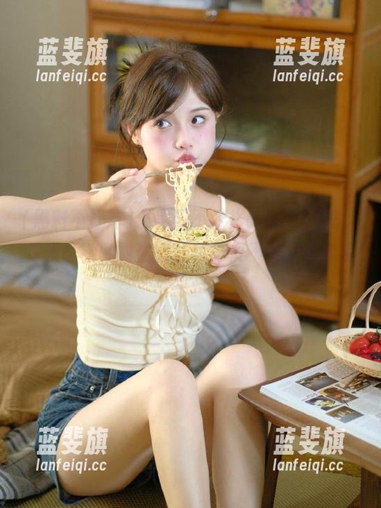 “黑料不打烊cool”网站，深夜翻看的时候总让我忍俊不禁，这音乐还真搭。