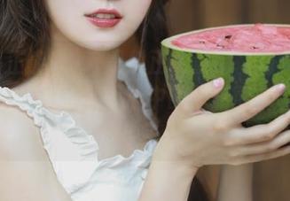 “黑料正能量hl”首页的那些特效，直接把我心中的黑暗面都调动了出来。
